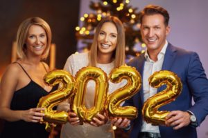 friends with 2022 new year’s balloons